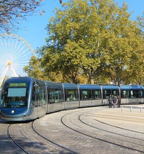ワイヤレス給電の電車はもう実現可能⁈ フランスにある架線なしで走る路面電車。
